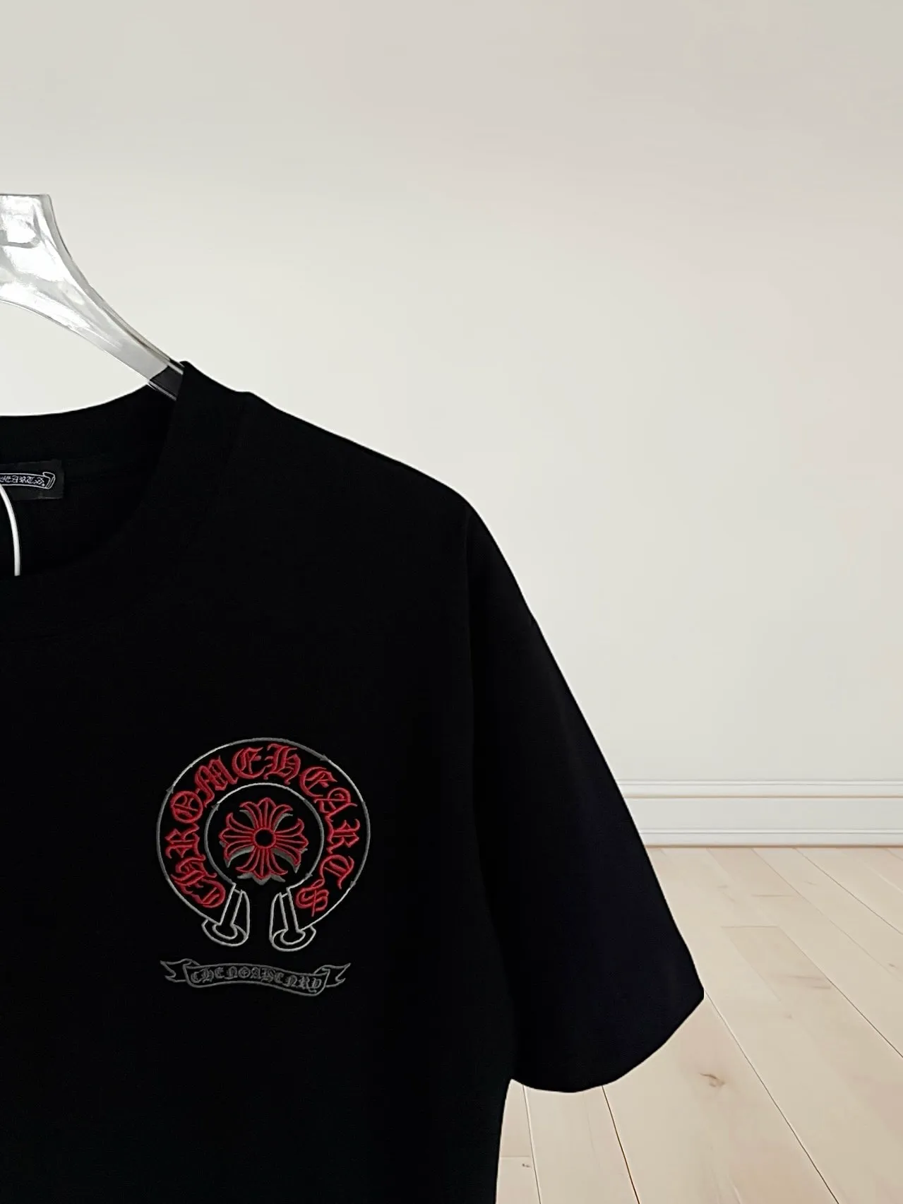 P150 [High Quality] Chrome Hearts New embroidered horseshoe logo brand logo on the front and rear panels are designed with heavy craftsmanship of 100,000 needle embroidery. High-end customized 32-count 280g fabric. Soft to the touch. Comfortable to wear. Exquisite stitching. Fine workmanship. The upper body effect is incomparably handsome! Same style for men and women, color: white, black size: S to xL